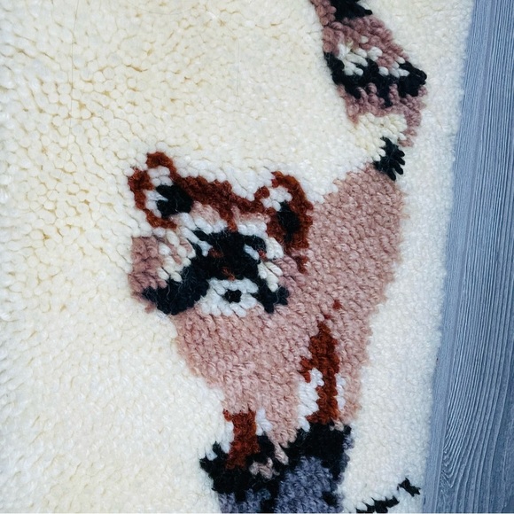 Vintage 1970 / 1980s Complete Latch Hook Rug Wall Hanging of Racoons boho retro - Picture 6 of 6